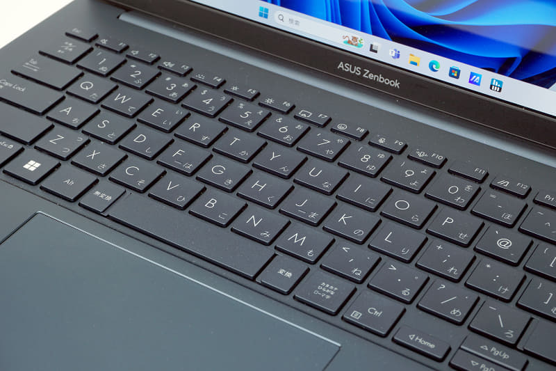 キーボードのバックライト最大(左)とオフ(右)の状態でテストしている