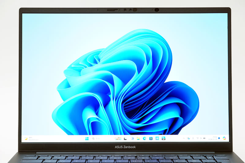 ディスプレイの輝度を最大(左)と最低(右)の状態でテスト。最低にするとかなり暗くなるのが分かる