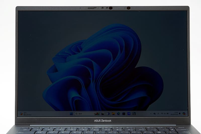 ディスプレイの輝度を最大(左)と最低(右)の状態でテスト。最低にするとかなり暗くなるのが分かる