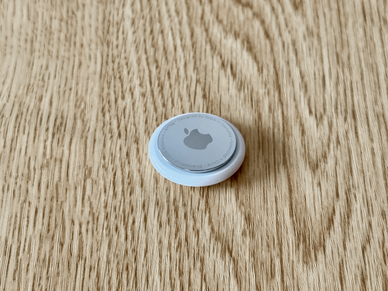 直径約3センチほどのコインのようなAirTag(1個入り:4980円、4個入り:1万6980円)は、そのままカバンのポケットに入れたり、別売りのキーリングなどを使って持ち物に取り付けられます