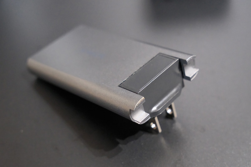 引き起こすと前後に180度回転できる