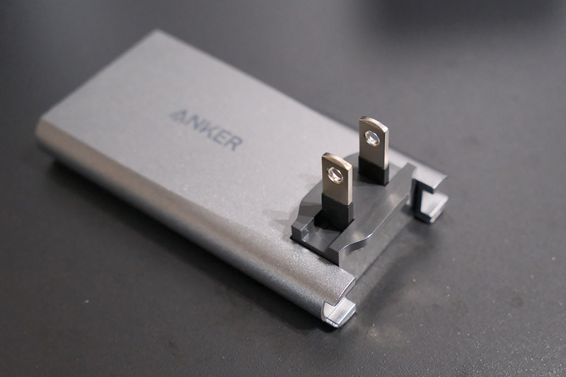 引き起こすと前後に180度回転できる