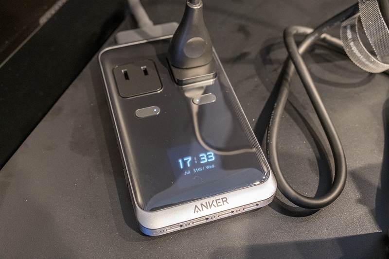 ACプラグを差し込むと飛び出すギミックは引き続き採用