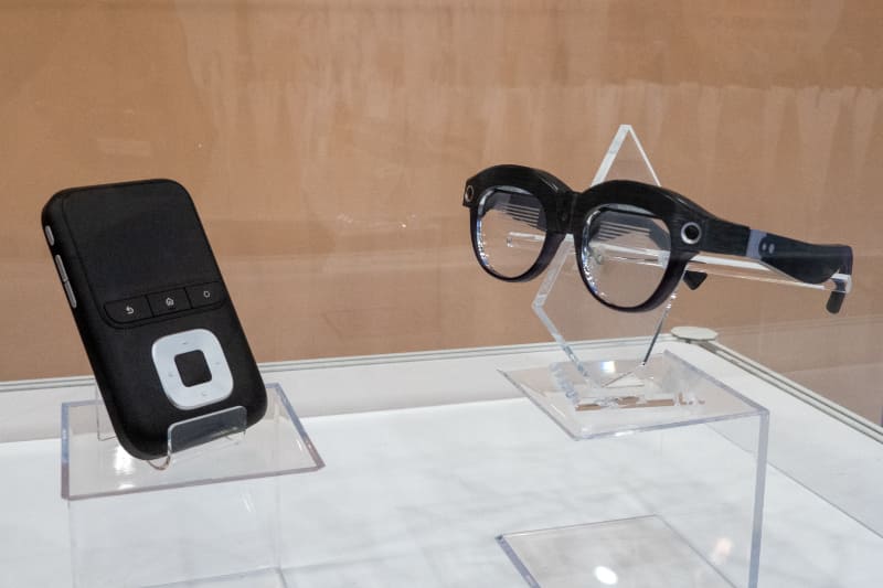 専用リモコンも付属する