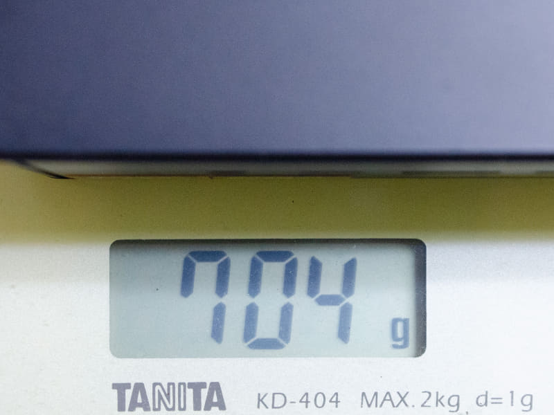 重量は実測で704g