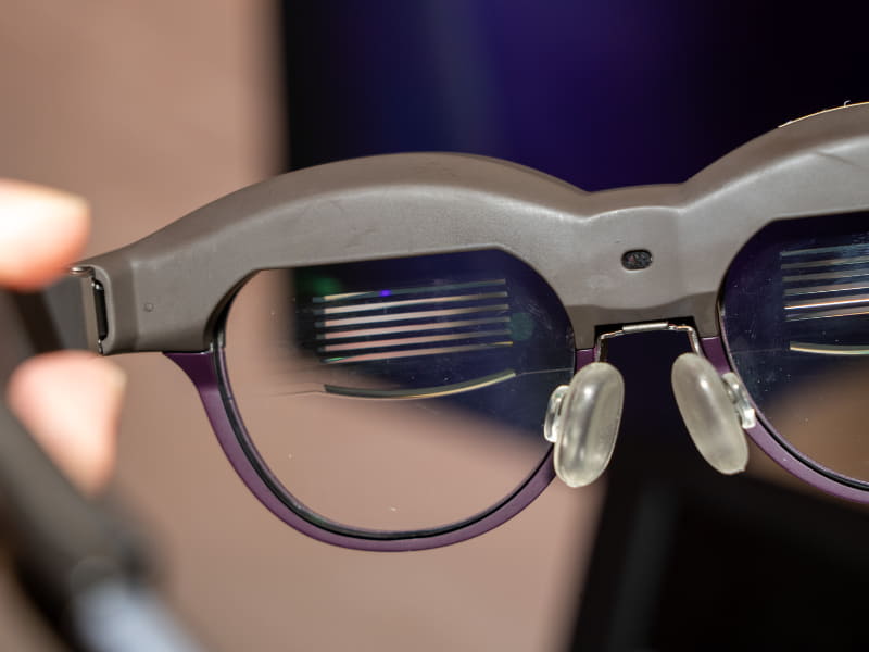 フレーム上部からの映像をレンズ内フィルムに反射させて眼に届ける