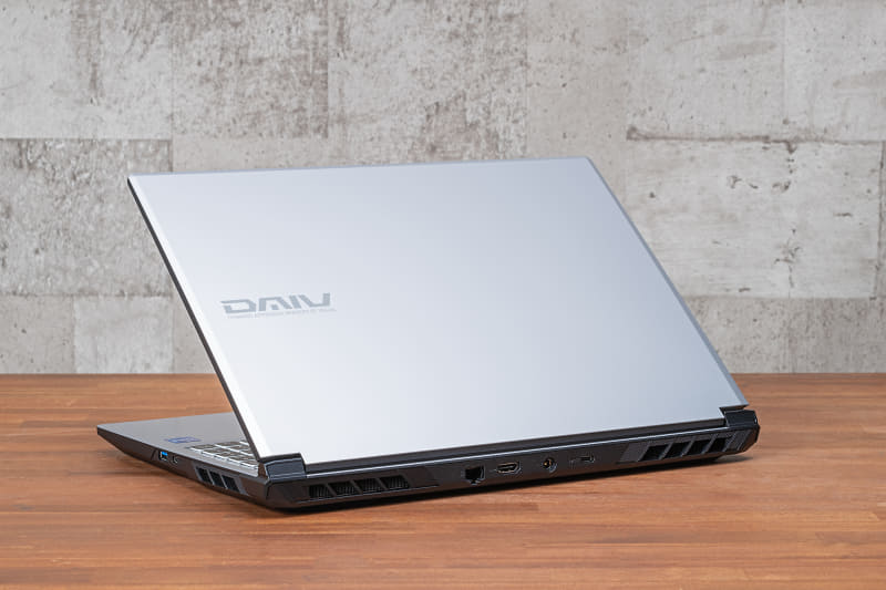 背面にGigabit Ethernet、HDMI出力、USB 3.1 Type-C(DisplayPort出力)×1