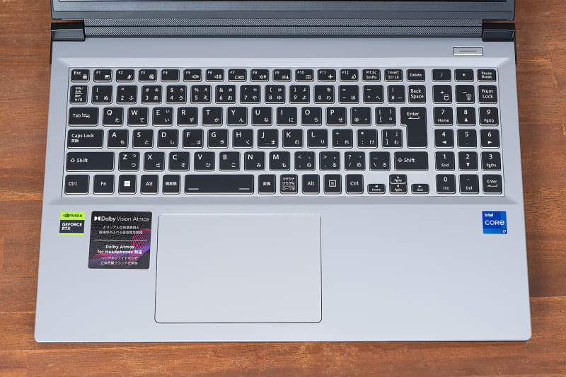 キーボードはテンキー付き。キーピッチは約19mm、キーストロークは約1.3mmだ