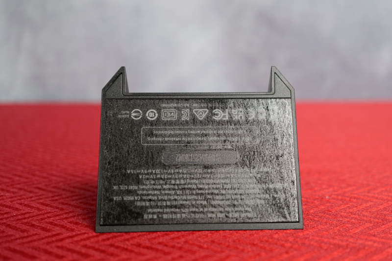 底面のフィルムを剥がすと粘着性があり、これで元の台座に固定する