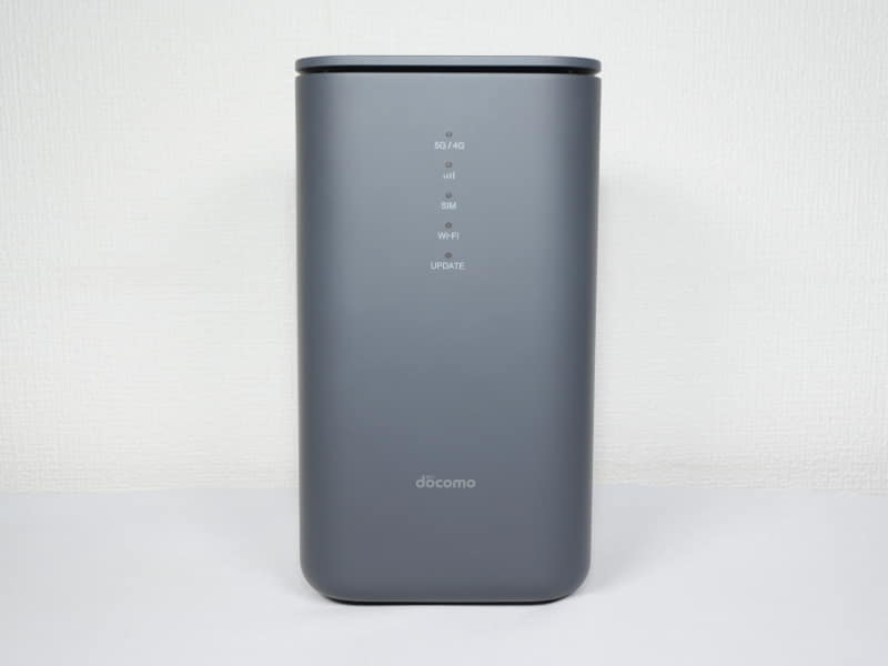 「home 5G」に対応した「<a href="https://www.docomo.ne.jp/home_5g/hr02/" class="n" target="_blank">HR02</a>」は、Wi-Fiルーターとしては珍しいシャープ製。CPEとしては珍しくダークグレーのカラーを採用しているのも特徴的だ