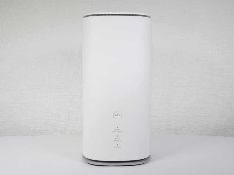 auホームルーター5G向けの最新CPE「<a href="https://www.au.com/mobile/product/data/ztr02/" class="n" target="_blank">Speed Wi-Fi HOME 5G L13 ZTR02</a>」はZTE製。形状はスタンダードだ