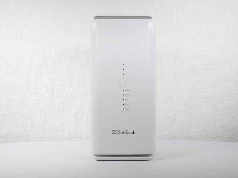 SoftBank Air対応の「<a href="https://www.softbank.jp/internet/air/spec/" class="n" target="_blank">Airターミナル5</a>」はOPPO製。ややサイズが大きめだが、8本のアンテナを活用した独自のアンテナ技術で通信性能を高めているという