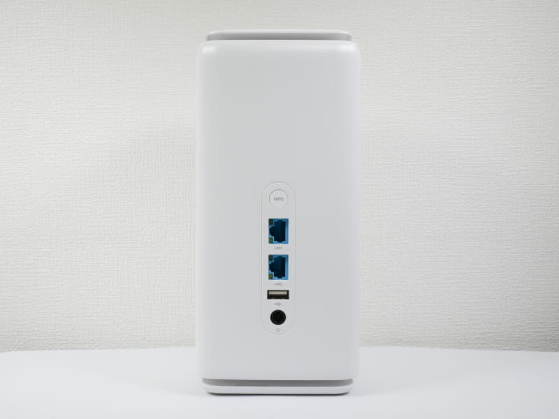 背面の有線LAN端子は2つ。USB端子はモバイル回線による固定電話サービスを実現する「おうちのでんわ」用のユニットを接続するためのものだ