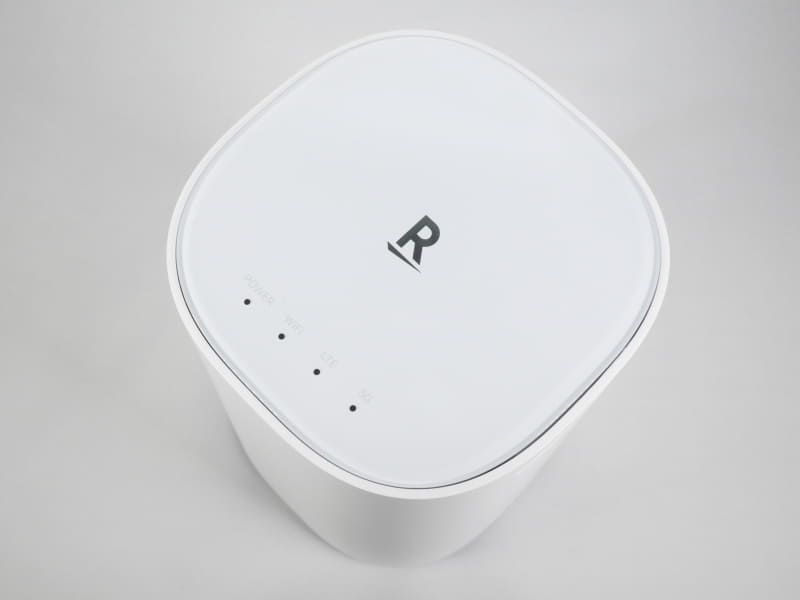 電源や接続回線などを示すLEDランプは上部に用意されている