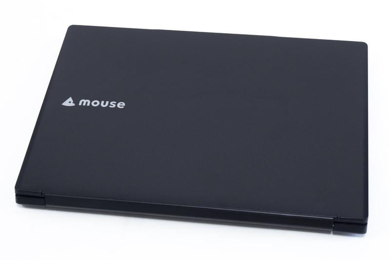 ビジネスPCということもあり、全体的にシンプルな外観を採用。天板には「mouse」のロゴが
