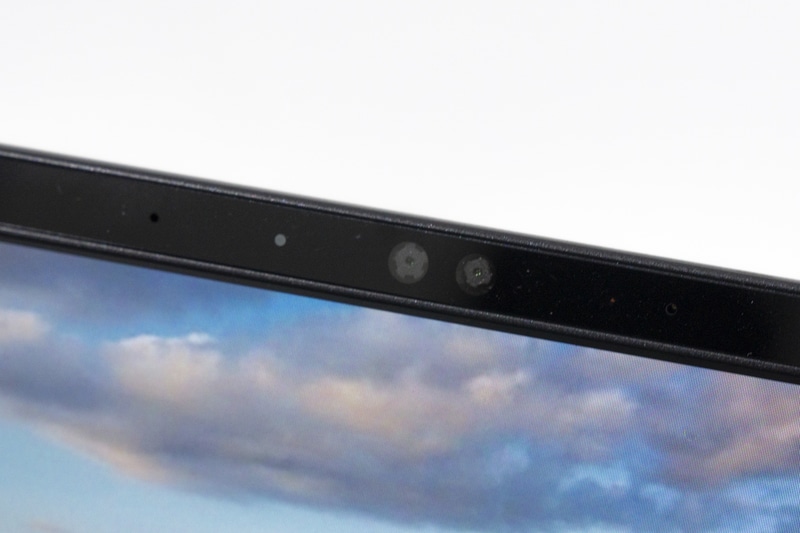 100万画素Webカメラをディスプレイ上部に搭載。Windows Helloによる顔認証ログインが利用できる