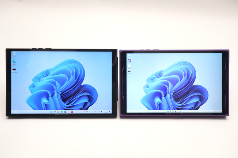 ONEXPLAYER 2 Pro(右)と比較して液晶が大型化したが、正面から見たサイズアップは最小限