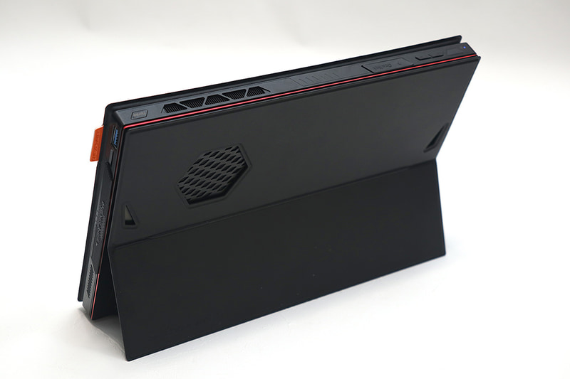 付属のブラケットはマグネット式で背面にくっつき、これによって自立する。革の質感で手触り上々だ