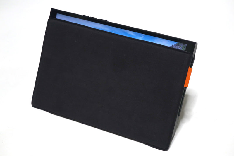 キーボードカバーを閉めれば自動的にサスペンドに入る……が、ONEXPLAYER X1は立てた状態でもカバーがズレ落ちないものの、ONEXPLAYER X1 miniはカバーがズレ落ちてサスペンドから復帰してしまうのは減点。ちなみに両モデルともにモダンスタンバイ機となっている