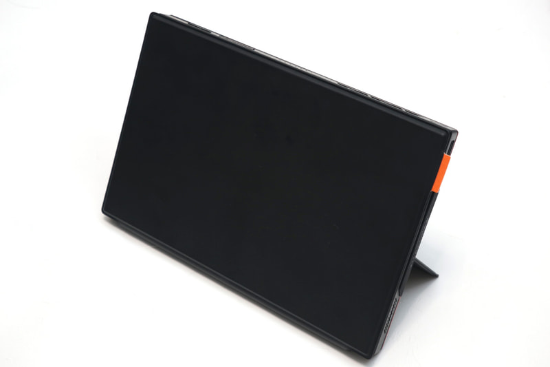 キーボードカバーを閉めれば自動的にサスペンドに入る……が、ONEXPLAYER X1は立てた状態でもカバーがズレ落ちないものの、ONEXPLAYER X1 miniはカバーがズレ落ちてサスペンドから復帰してしまうのは減点。ちなみに両モデルともにモダンスタンバイ機となっている