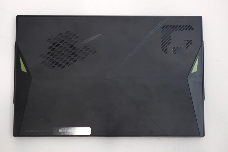 素の状態だとアルミブロック削り出し筐体は質感が高いが、指紋がやや目立つのがネック