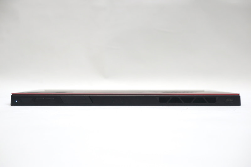 本体上部。指紋センサー兼電源ボタン、音量調節ボタン、OCuLinkポート、3.5mm音声入出力、排気口、Turboボタンを装備