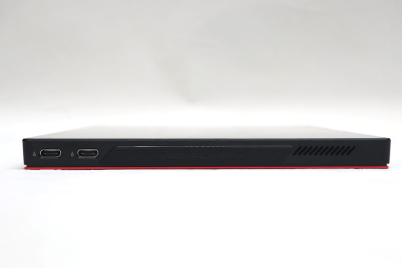 左側面(コントローラコネクタ部分をカバーで隠した状態)。USB4を2基装備している