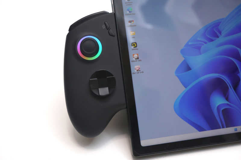 装着するとこのようにアナログスティックの周囲がRGB LEDで光る(カスタマイズ可能)