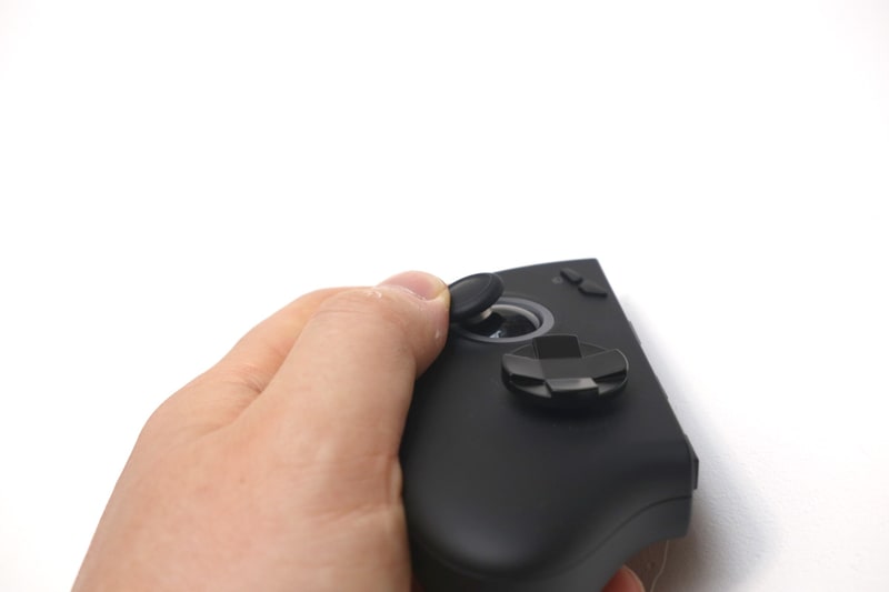 アナログスティックの軸が細くなり、可動領域が増した