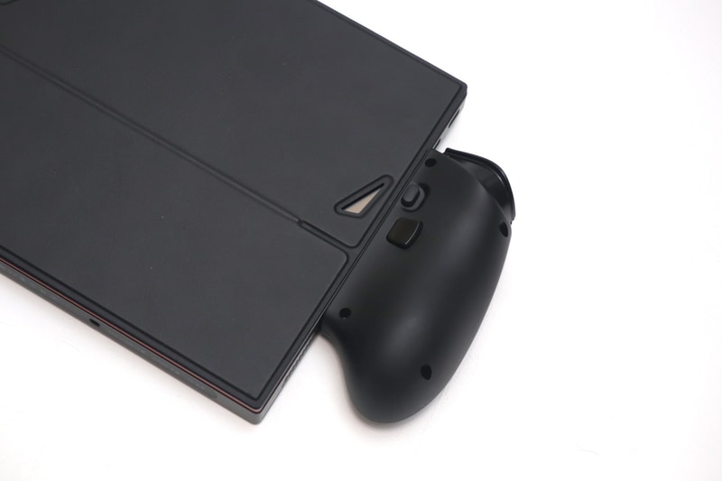 背面にはカスタマイズ可能なボタンも増えた(プログラミングハンドルでカスタマイズする)