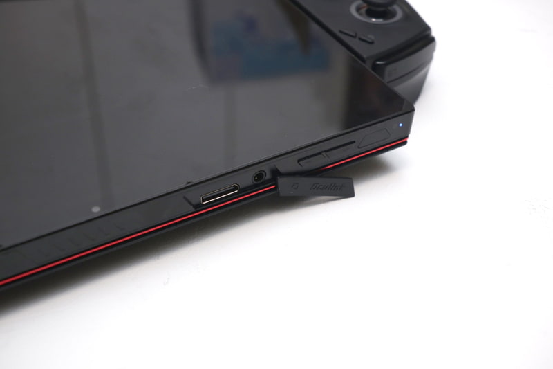 OCuLinkと3.5mmはカバーに隠されている。上向きでホコリをかぶるOCuLinkはともかく、3.5mmはむき出しでも良かったのではないだろうか