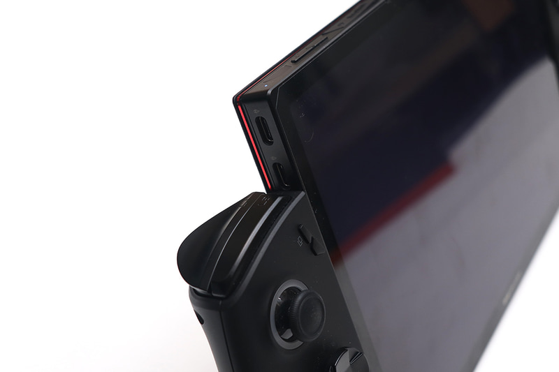 コントローラを装着するとUSB4のうち1基が事実上使用できなくなる