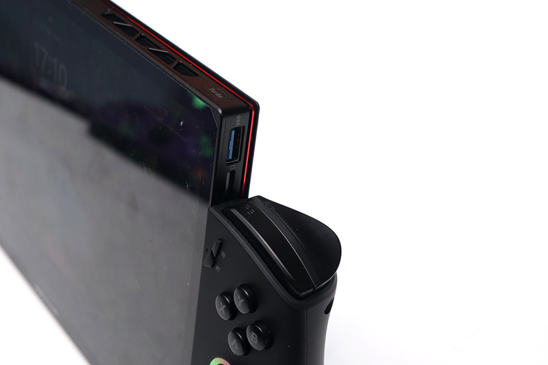 microSDカードスロットもアクセスできなくなる(装着しっぱなしは問題ない)