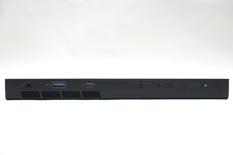 上部は左から指紋センサー兼電源ボタン、電源ボタン、Turboボタン、USB4、USB 3.1、3.5mmミニジャック