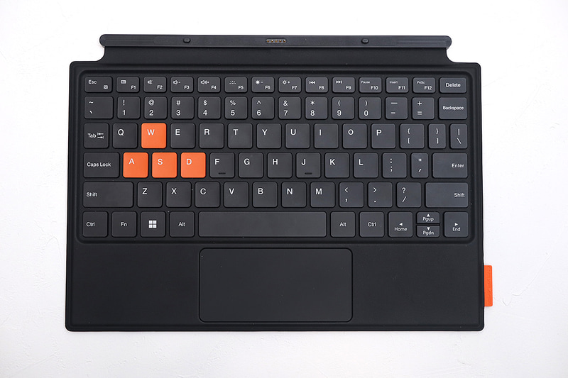 ONEXPLAYER X1のキーボード。なおファンクションキーはFnと併用で、デフォルトではメディア操作といったホットキーになる