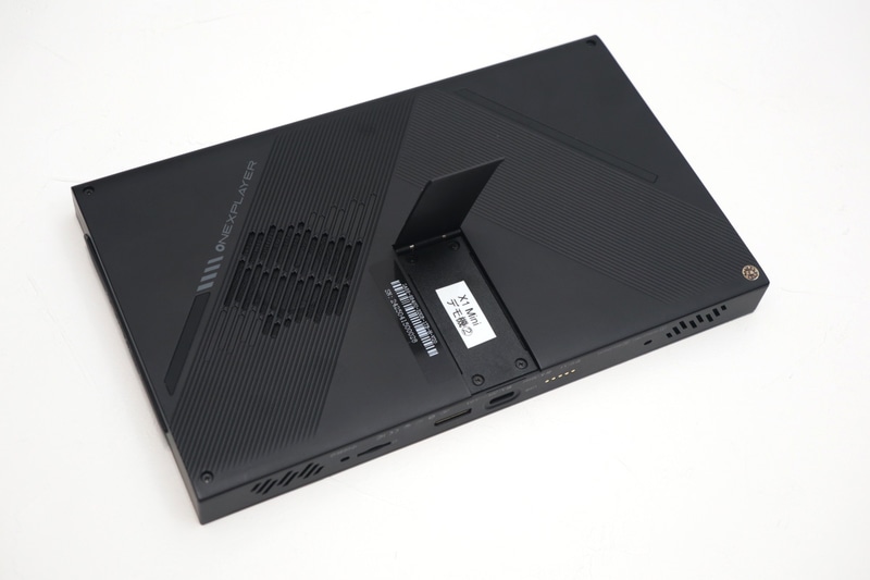 キックスタンド裏面にSSD 1TB/2TBスロットを装備