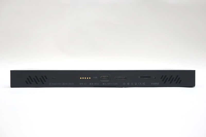 底面は専用キーボードカバー用ポゴピン、USB4、OCuLink、microSDカードスロット