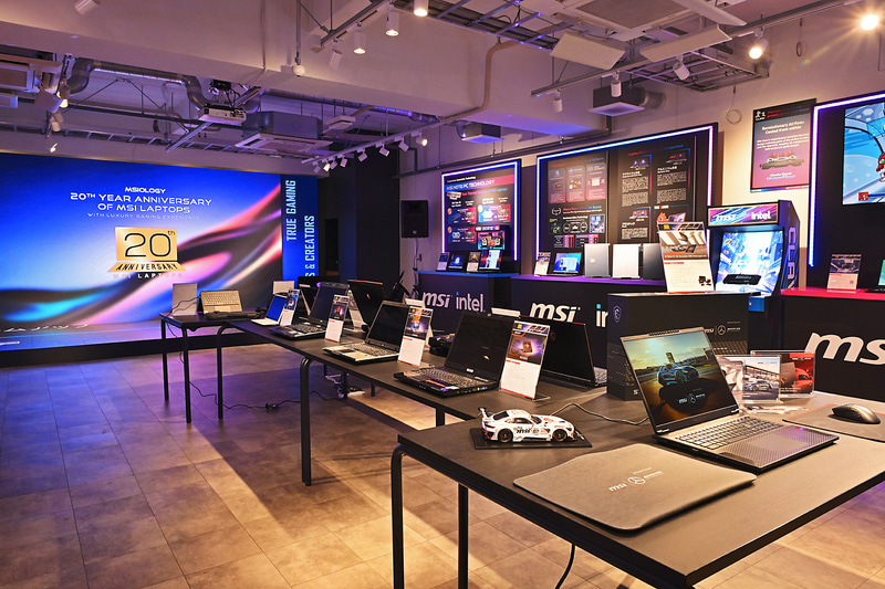 秋葉原のイベントでは数多くの歴代ノートPCが展示されていた