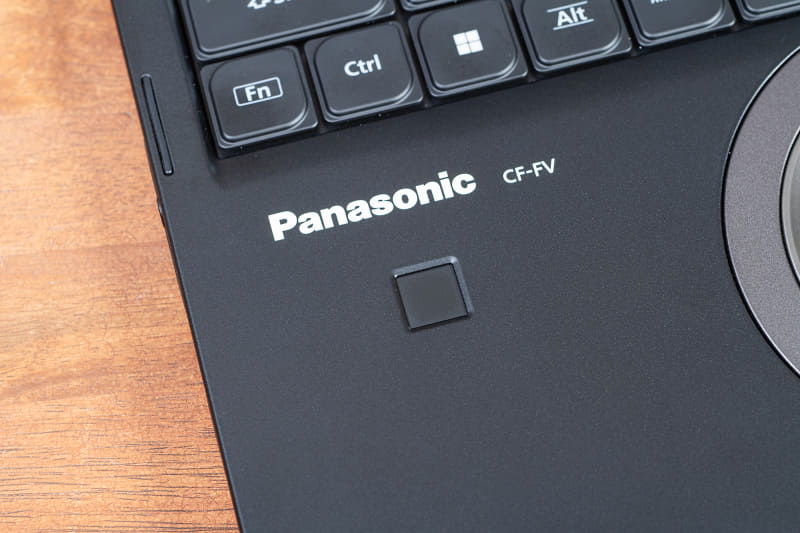 パームレスト左には指紋認証センサーも搭載。顔認証と使い分けることで、高いセキュリティ性と利便性を両立できる