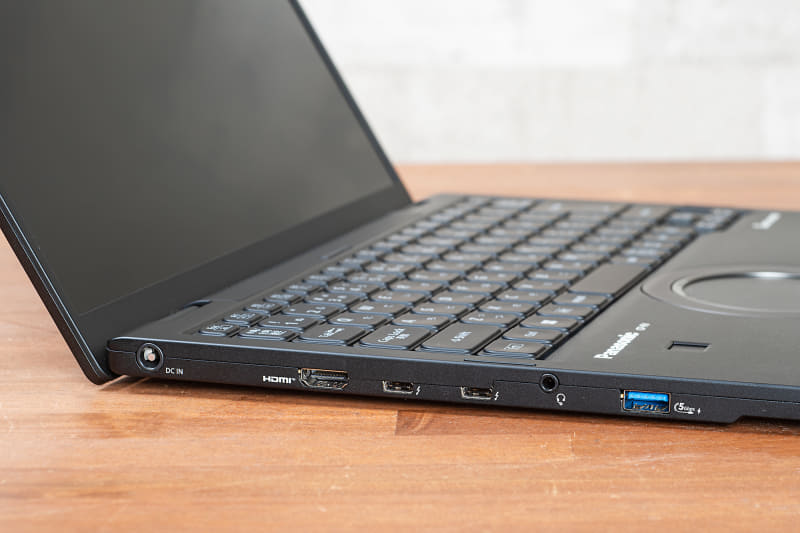 左側面に電源コネクタ、HDMI、Thunderbolt 4×2、オーディオジャック、USB 3.2 Gen1を装備