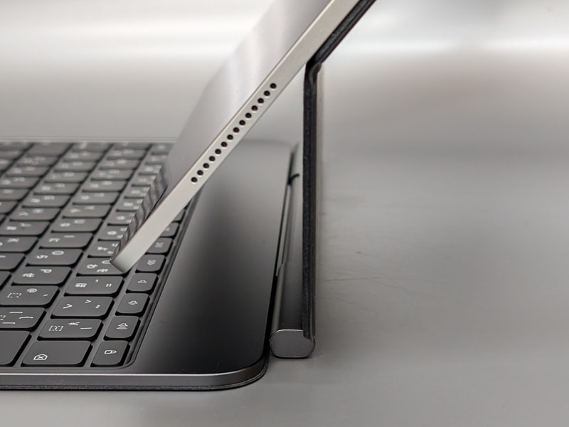 iPadを持ち上げているパネルは垂直になっている。以前のモデルではこれが前傾状態でキー操作を邪魔しており、本モデルでは指が運びやすくなった