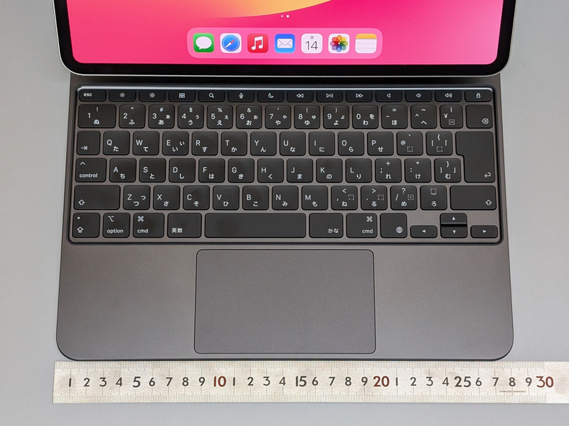 本体幅は280mm前後。おおむねA4サイズだ