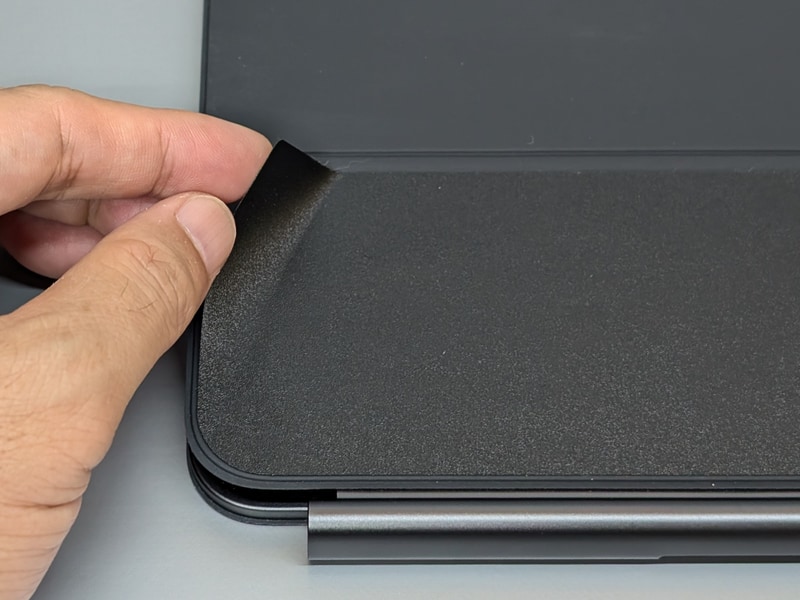 台紙から剥がして貼り付ける。要領はスマホの保護シートなどと変わりはない