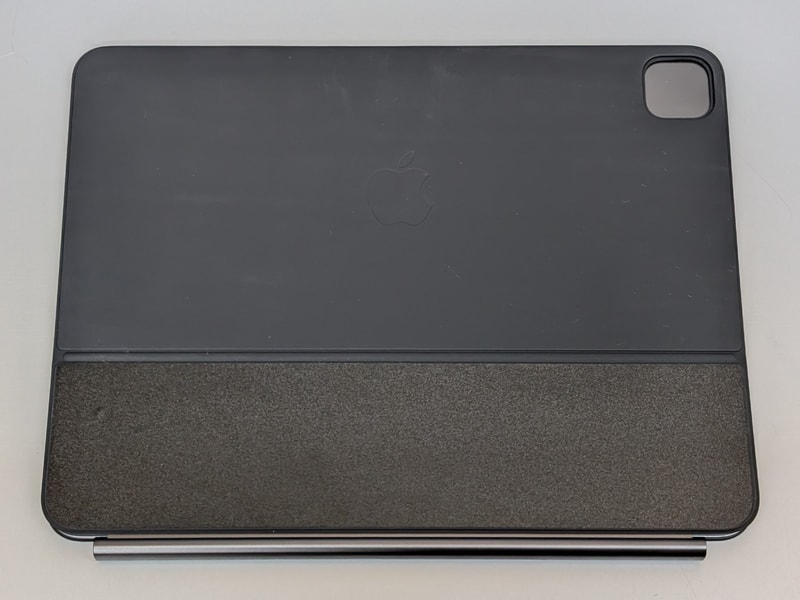 Magic Keyboardの下段にのみ貼り付けた状態。質感は変わるが見た目の違和感は少ない