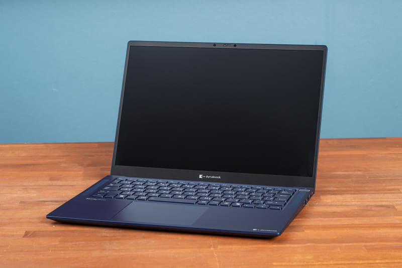 14型ディスプレイ搭載で、軽快に持ち歩ける薄型軽量ボディを実現