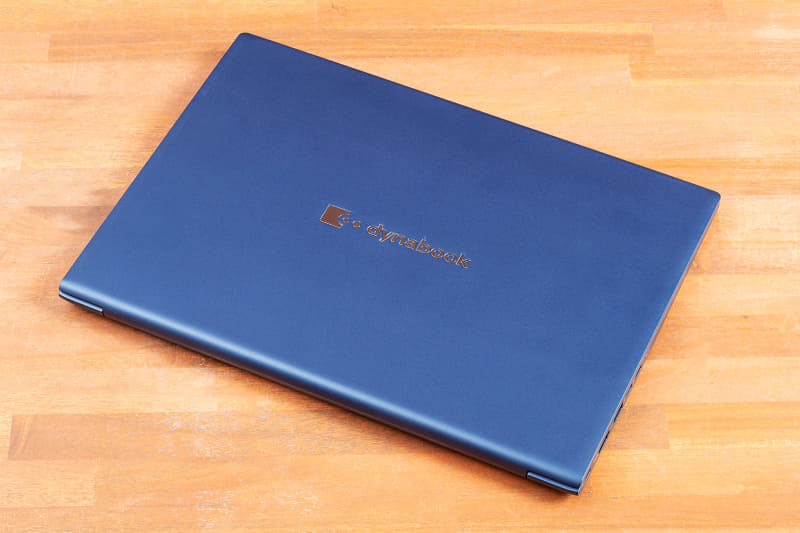 マグネシウム合金のボディは軽さとMIL-STD 810H準拠の優れた堅牢性を両立しており、安心して持ち運べる。フットプリントは312.4×224mmと、14型モバイルPCとして申し分ないコンパクトさだ