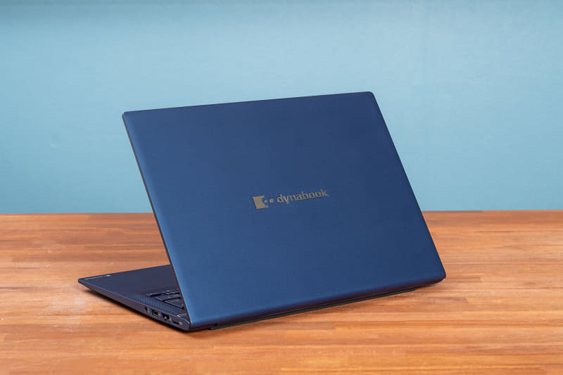 フラットな天板に、直線と曲線をうまく組み合わせたスタイリッシュなデザインが魅力。背面はなだらかなカーブで、持ちやすさが高められている