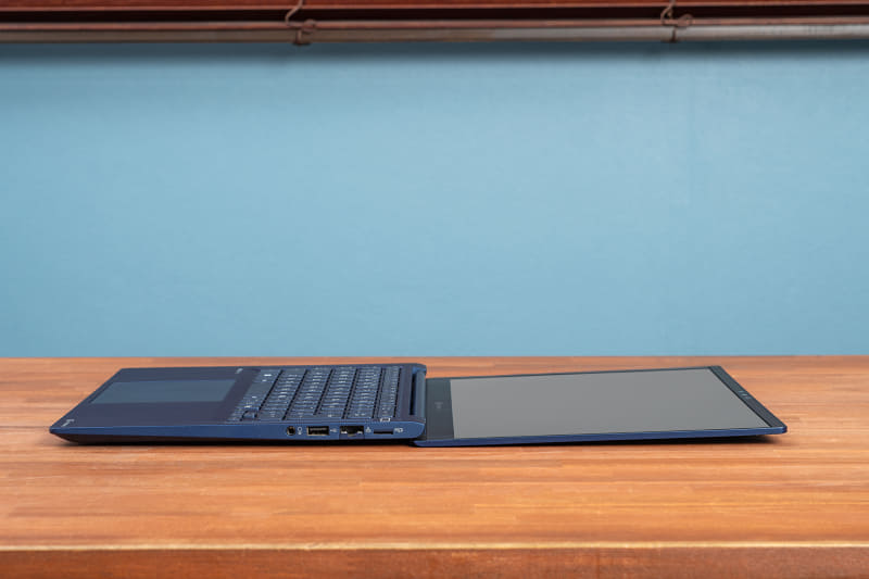 ディスプレイはほぼ180度開く。ディスプレイはほぼフラットまで開けるので、対面プレゼンなどにも便利だ