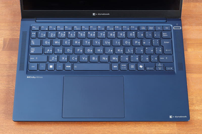 アイソレーションタイプの日本語キーボードは主要キーが19mmフルピッチで配列も自然で、快適な入力作業が行なえる