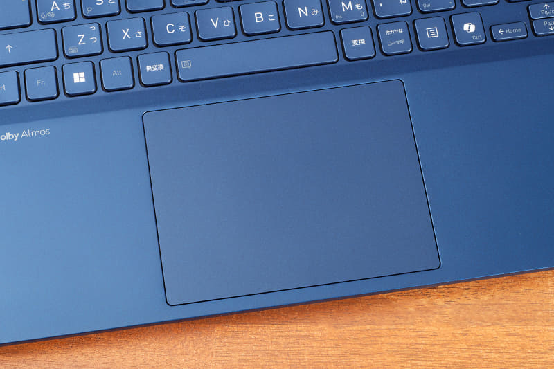 クリックボタン一体型のタッチパッドは面積が大きく、キーボードのホームポジションに合わせて搭載していることと合わせて非常に扱いやすい
